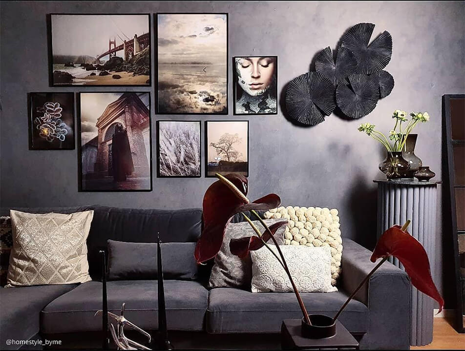 Wohnzimmer in grauen Farbtönen - Bilderwand über Samtsofa